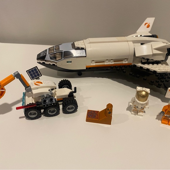 LEGO City Set 60226 Mars Research Shuttle - Picture 2 of 8